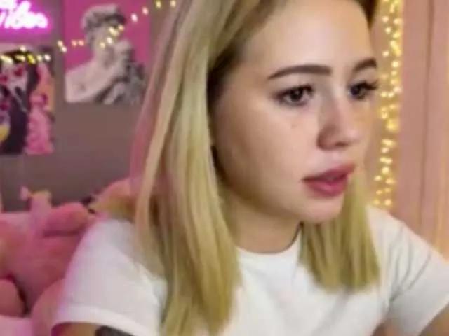 AmyGlad —  Laughter, chocolate and generous people with good energy.

 When someone really listens, not just watches.

 When the chat is live, and everyone feels part of the flow.