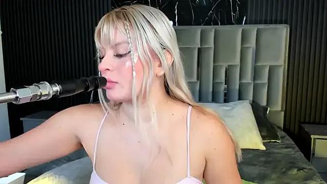 LolaAngellx on StripChat 